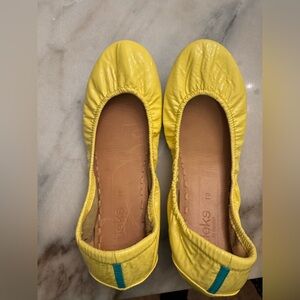 *Rare* Lemon Patent Tieks!-gently worn